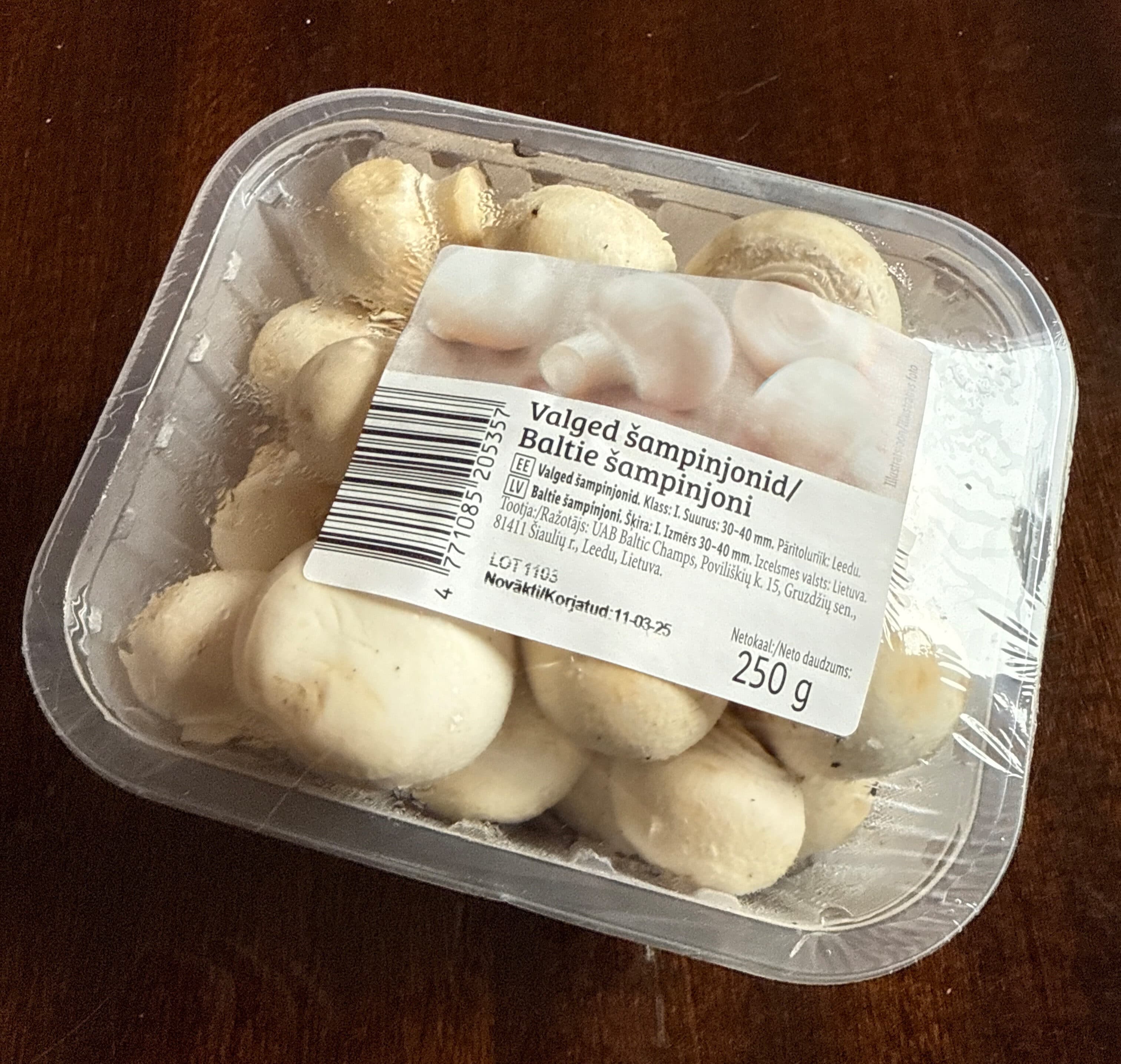White mushrooms packshot