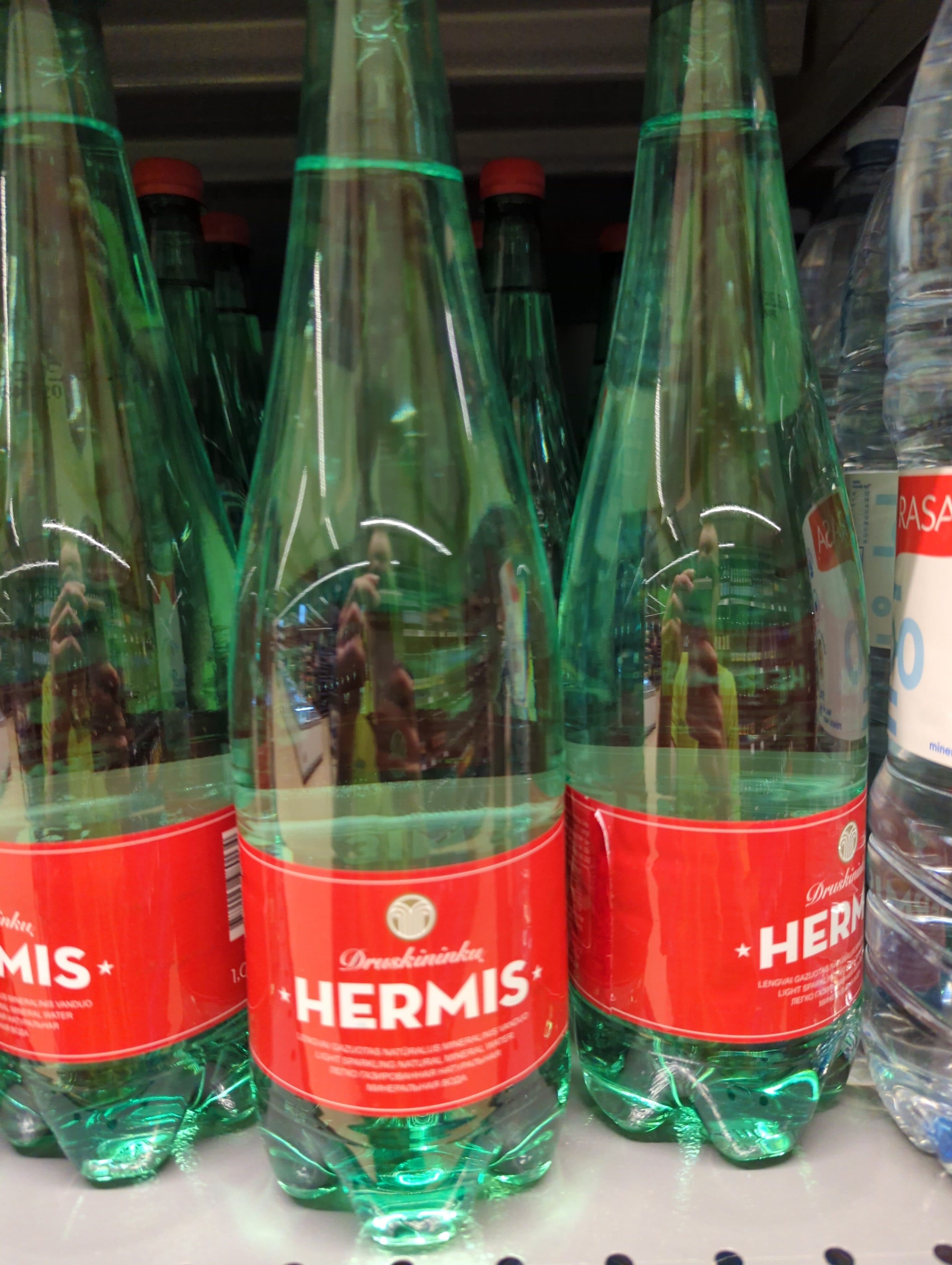 hermis silpnai gazuotas natūralus mineralinis vanduo packshot