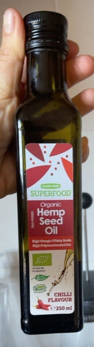 Organic hemp seed oil packshot