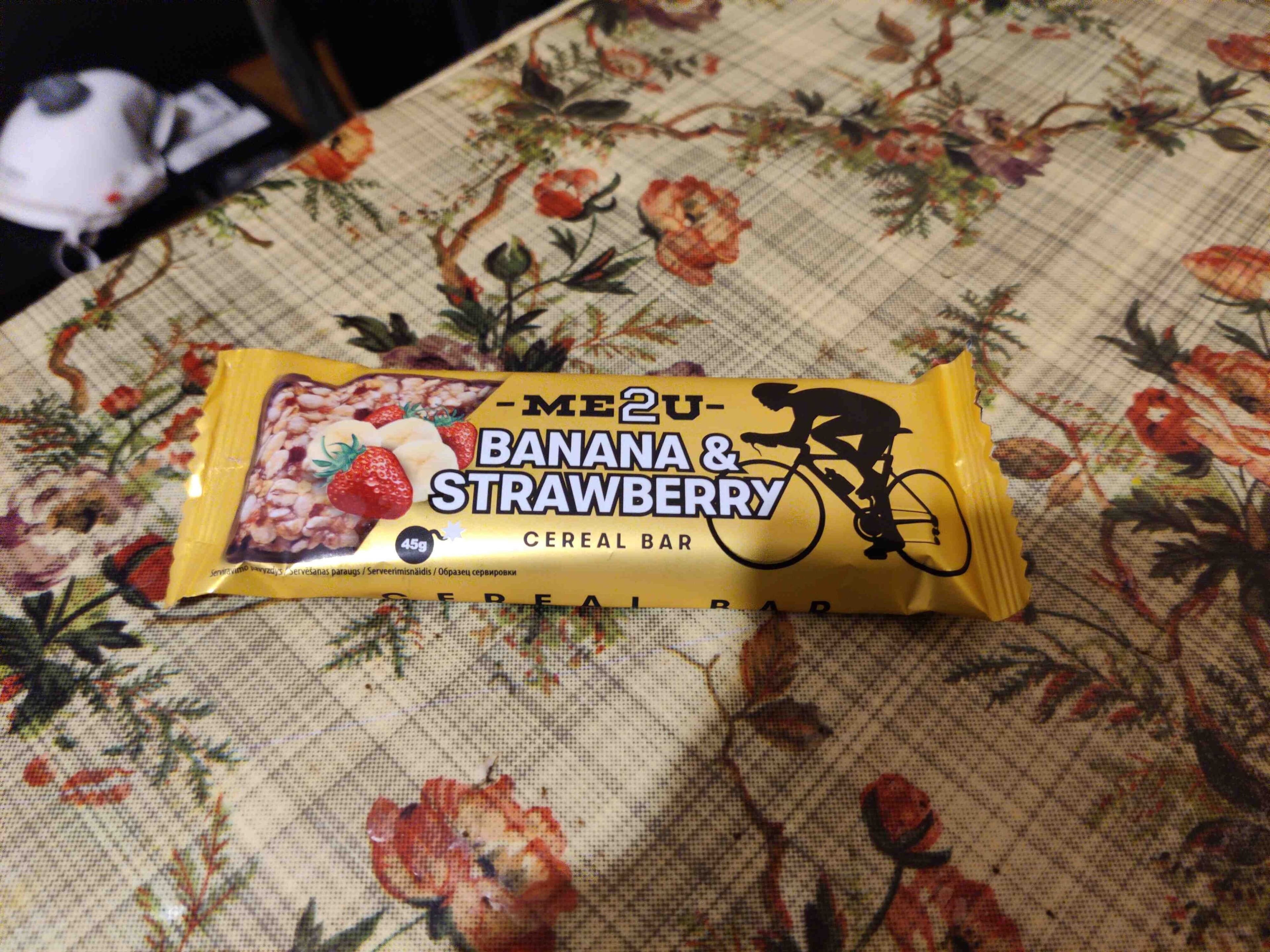Me2U Banana & Strawberry cereal bar packshot