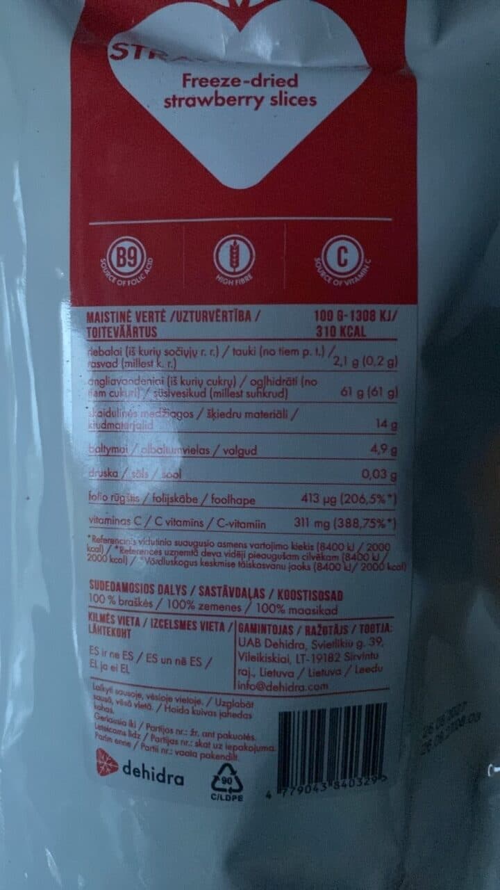 Freeze-dried strawberry slices packshot