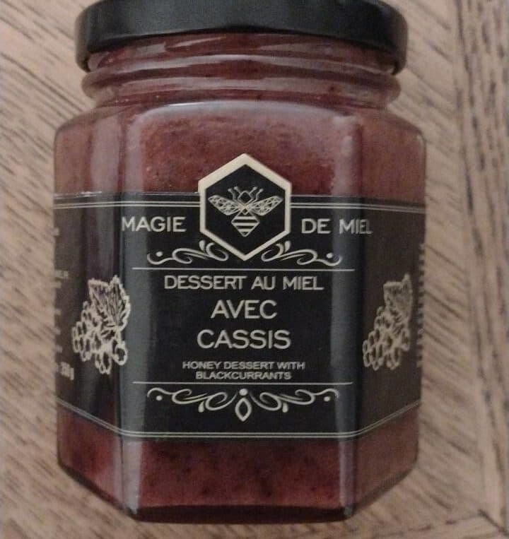 Dessert au miel avec cassis packshot
