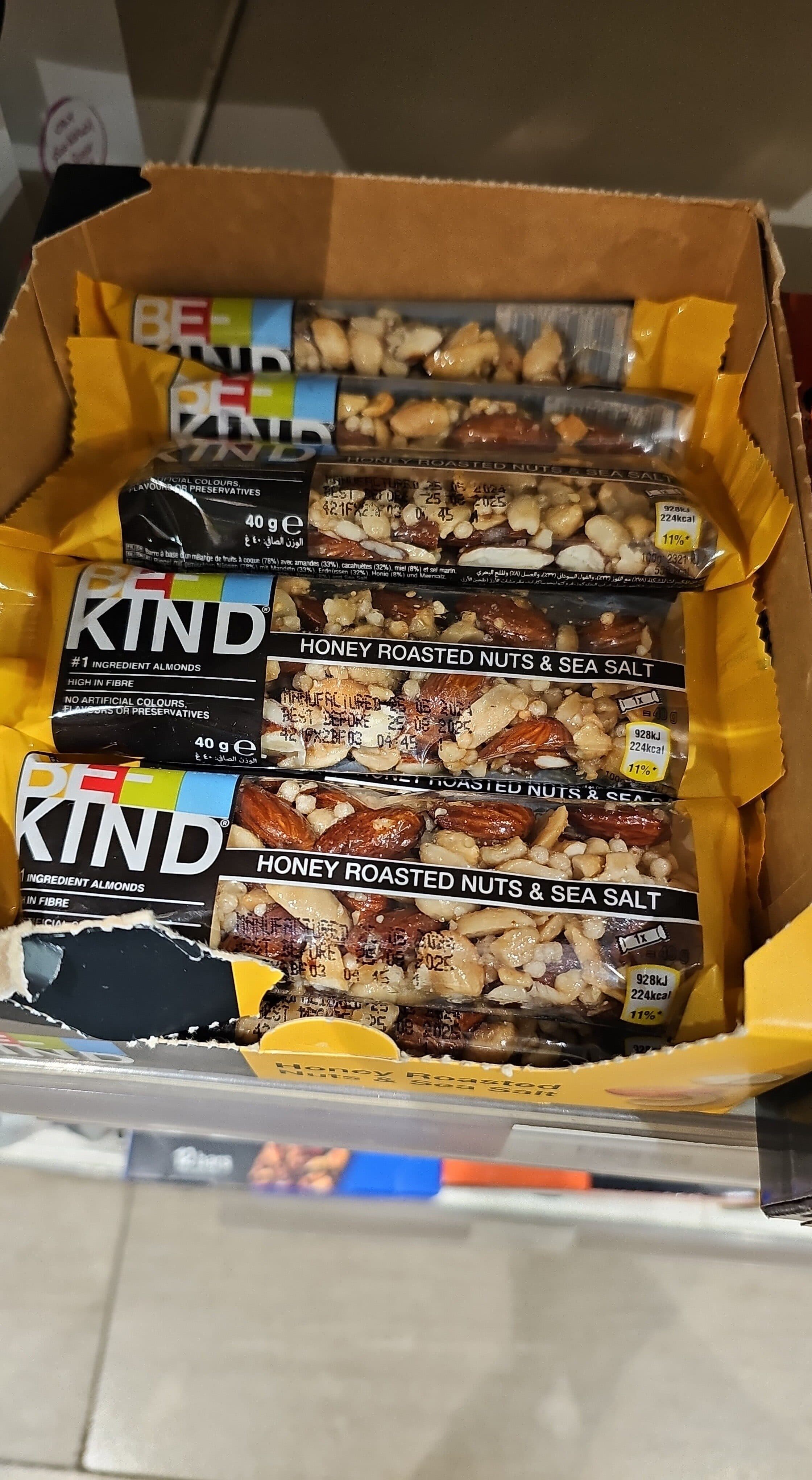 BE KIND Honey Roasted Nuts & Almonds packshot