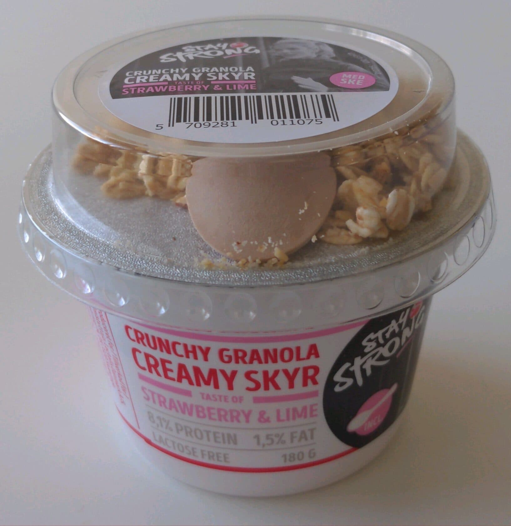 Stay strong Crunchy granola creamy skyr packshot