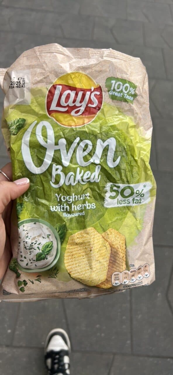 Lay's oven baked yoghurt with herbs flavour packshot