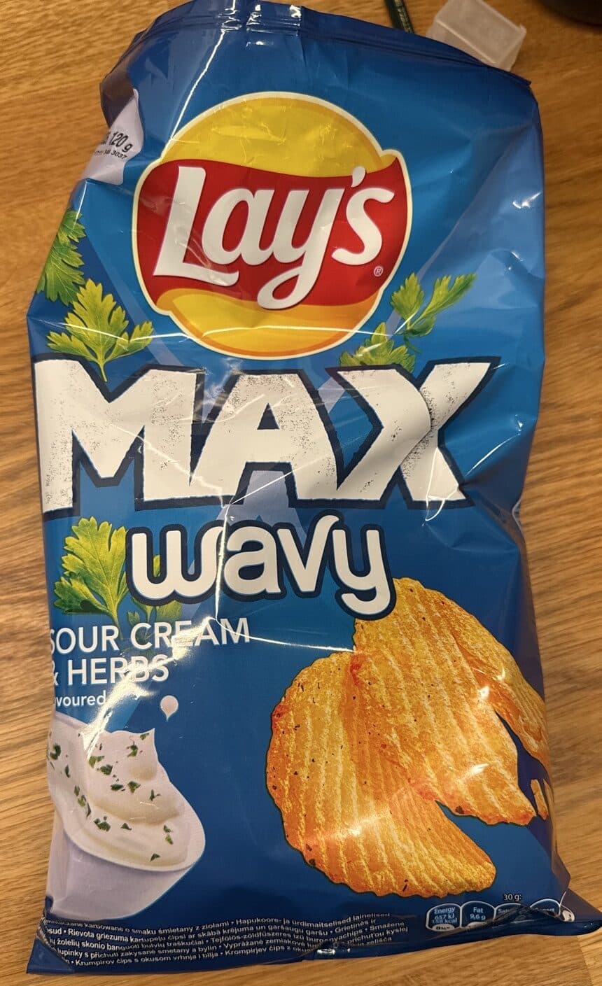 lay's Max Wavy (Sour Cream& Herbs) packshot
