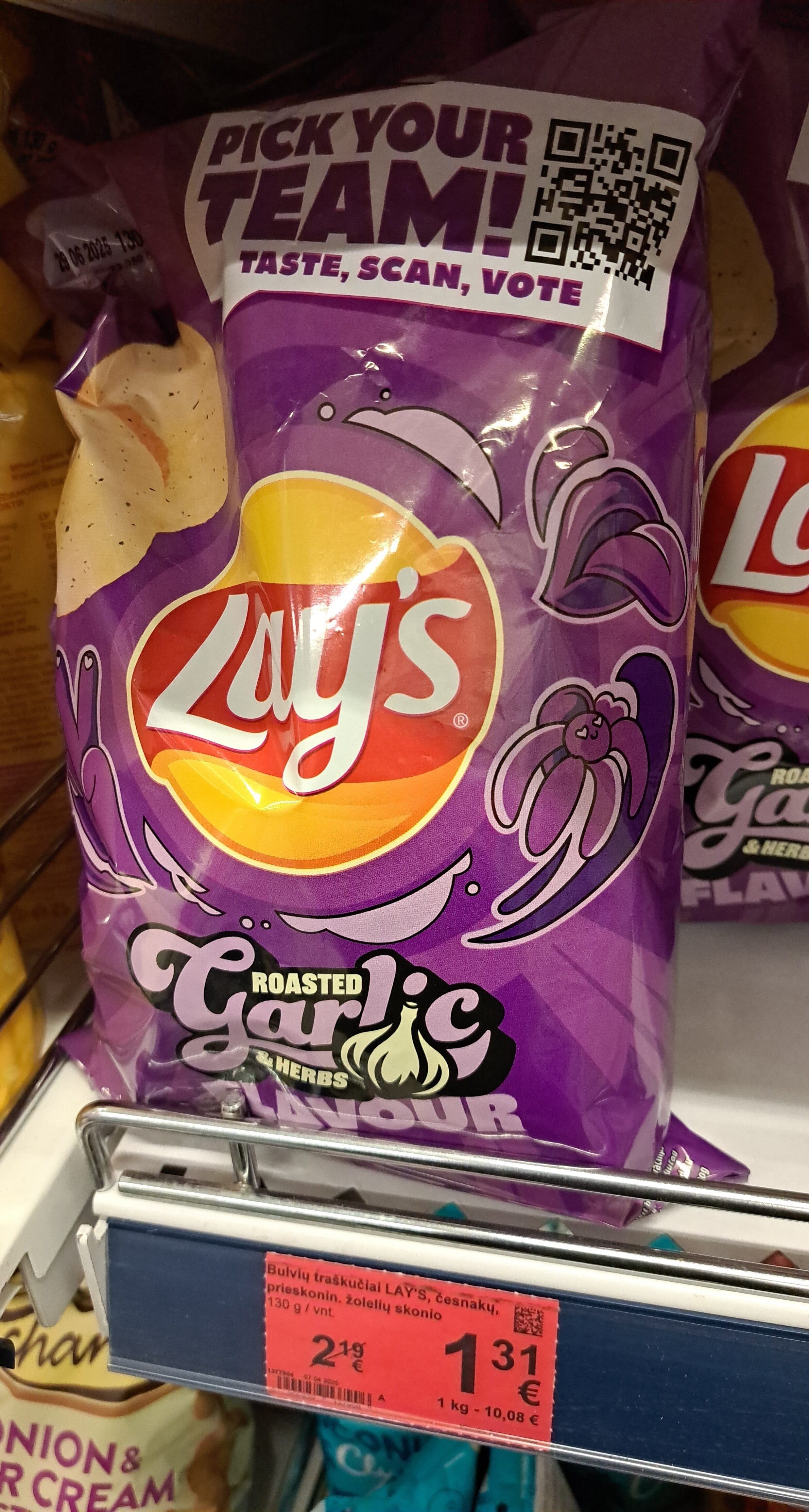 Lay's Roasted Garlic & Herbs Chips packshot