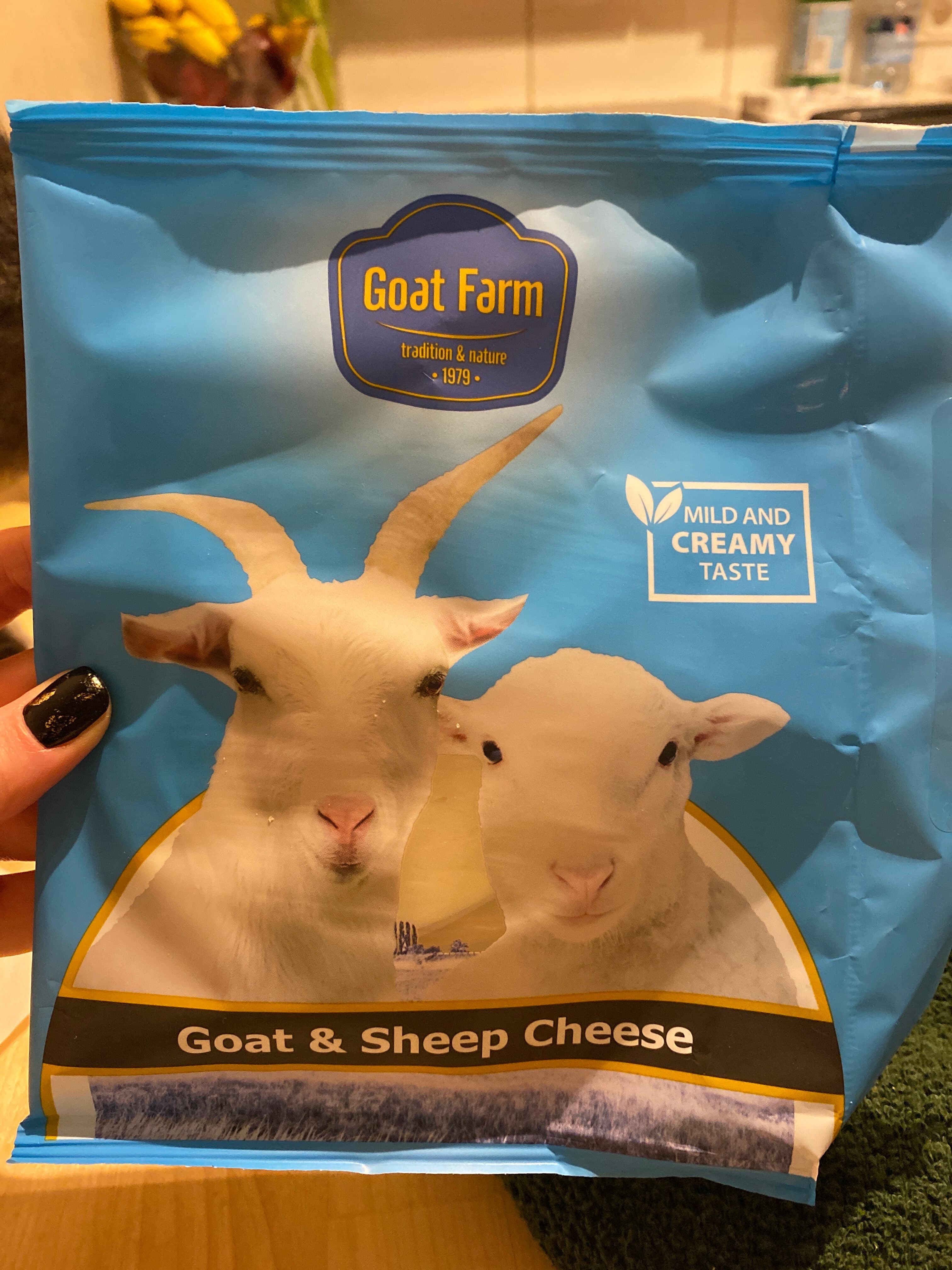 Goat farm Tavený sýr z kozího a ovčího sýra v plátcích packshot