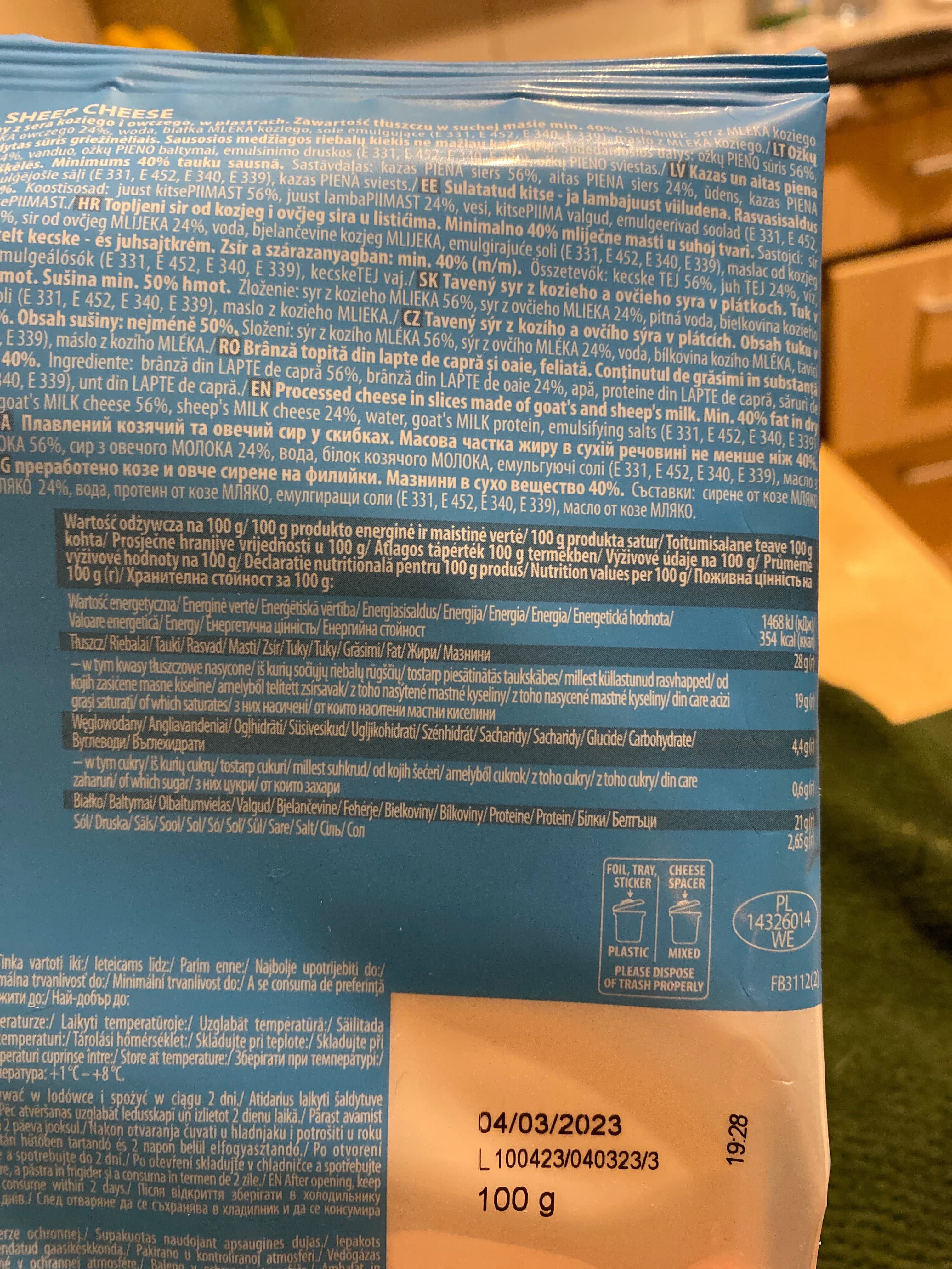 Goat farm Tavený sýr z kozího a ovčího sýra v plátcích packshot
