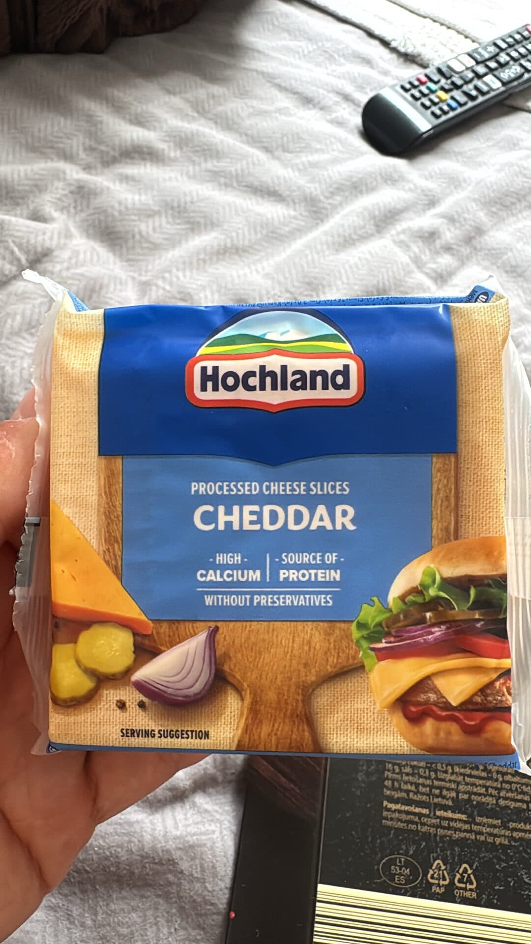 Hochland Processed Cheese Slices Cheddar packshot
