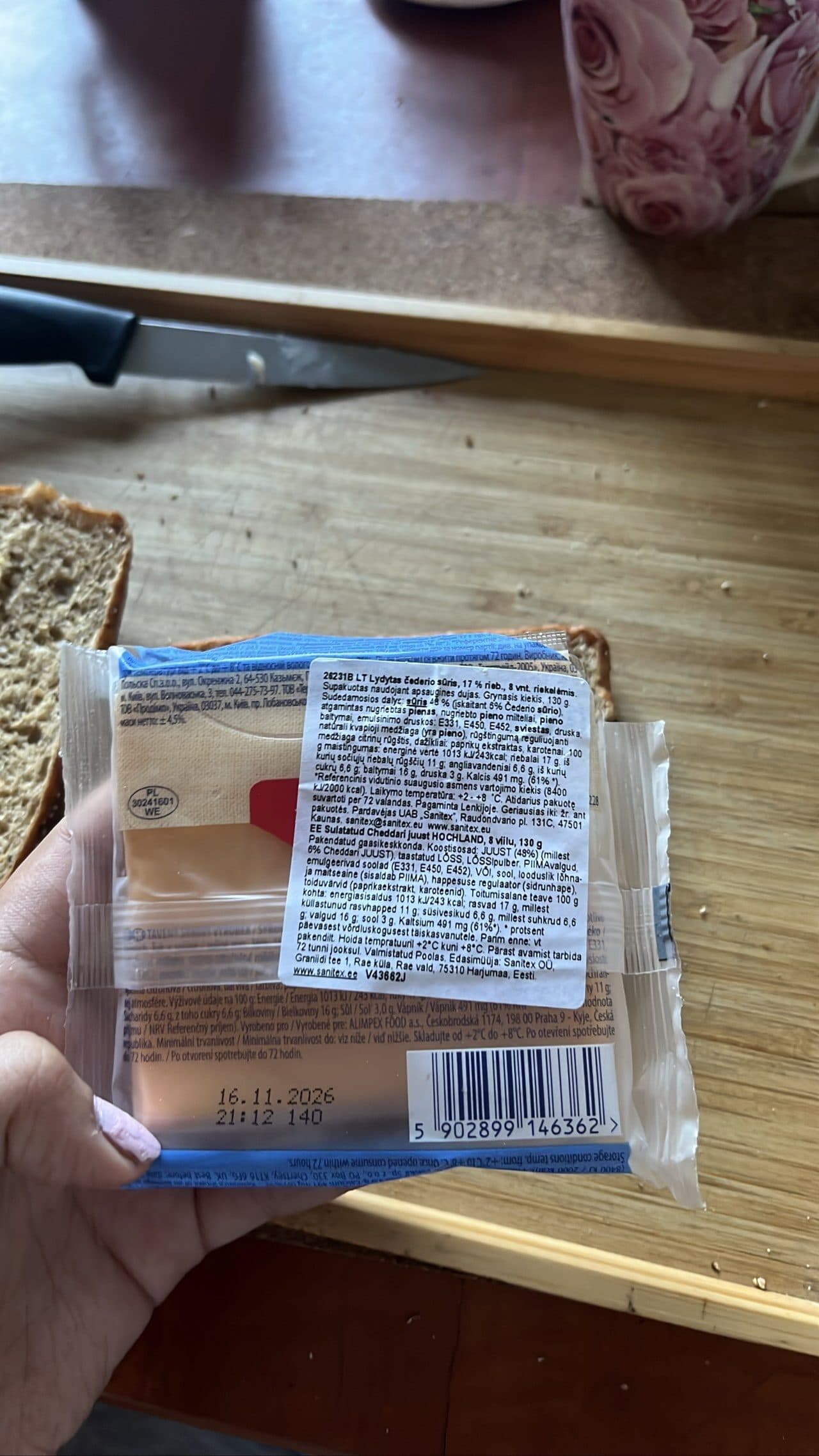 Hochland Processed Cheese Slices Cheddar packshot