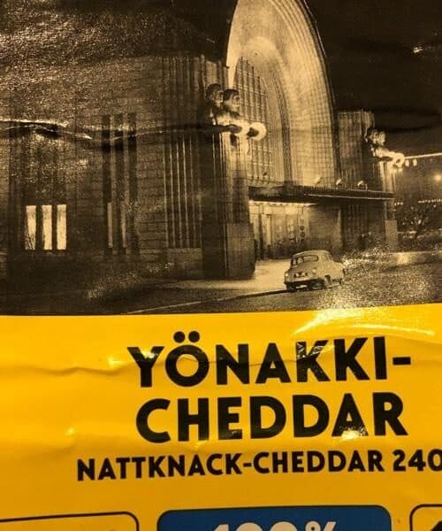 Helsingin makkaratehdas Yönakki-cheddar packshot