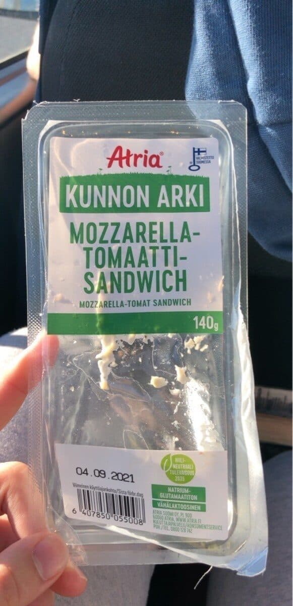 Atria Kunnon Arki. Mozzarella-tomaatti-sandwich packshot