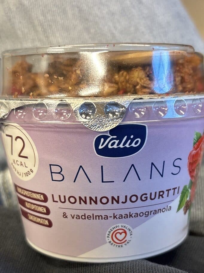 Valio Balans Luonnonjogurtti & Vadelma-kaakaogranola packshot