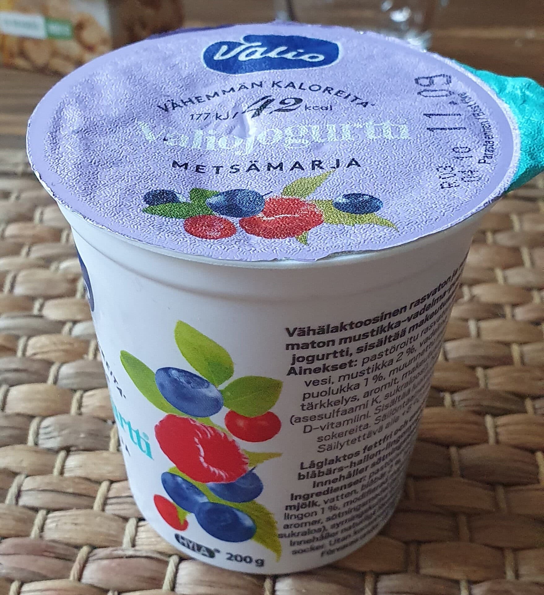 Valio Metsämarja Valiojogurtti 42 packshot