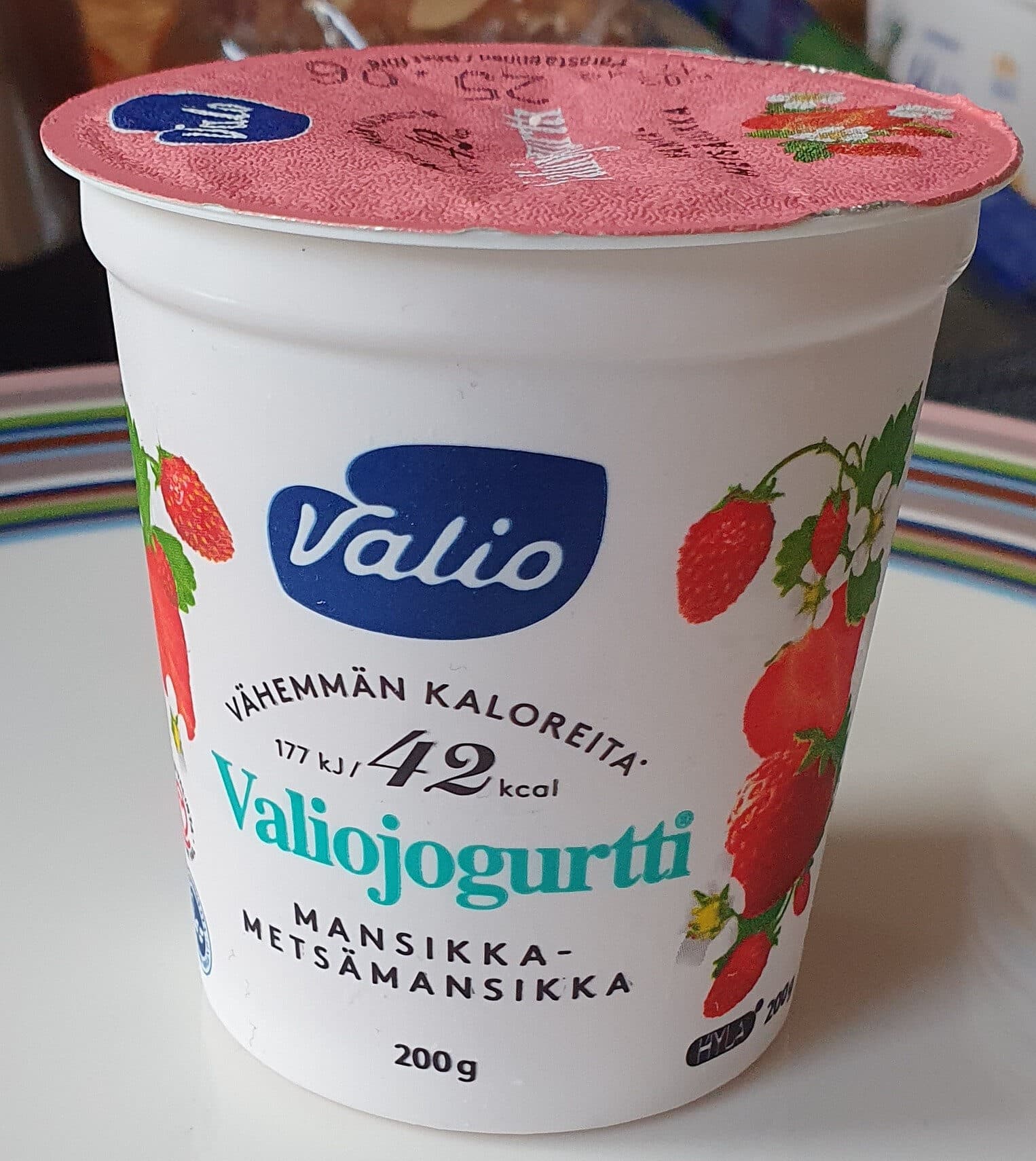 Valio Mansikka - Metsämansikka 42 Valiojogurtti packshot
