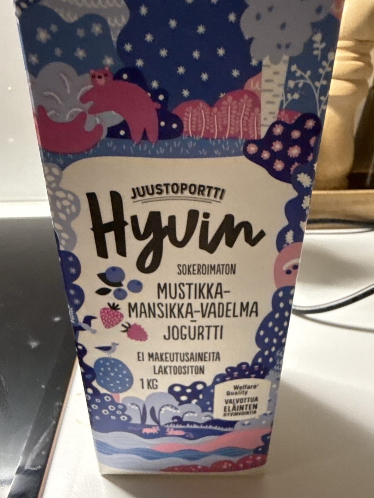 Juustoportti Hyvin Mustikka-Mansikka-Vadelma Jogurtti packshot