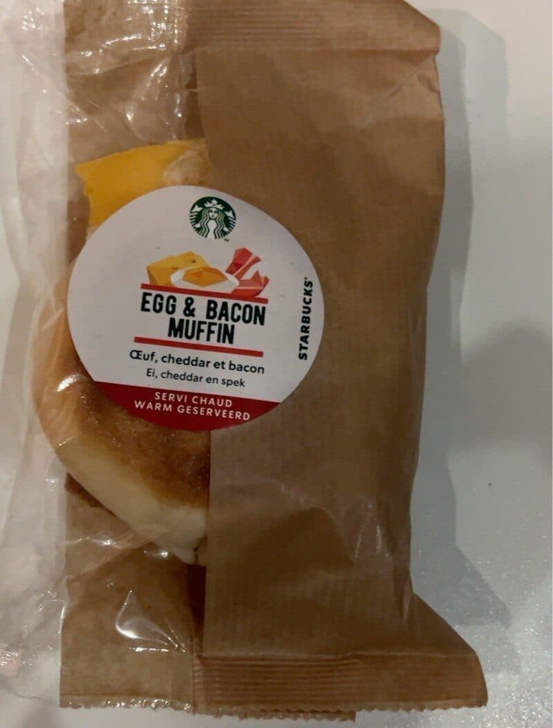 EGG & BACON MUFFIN Œuf, cheddar et bacon Ei, cheddar en spek packshot