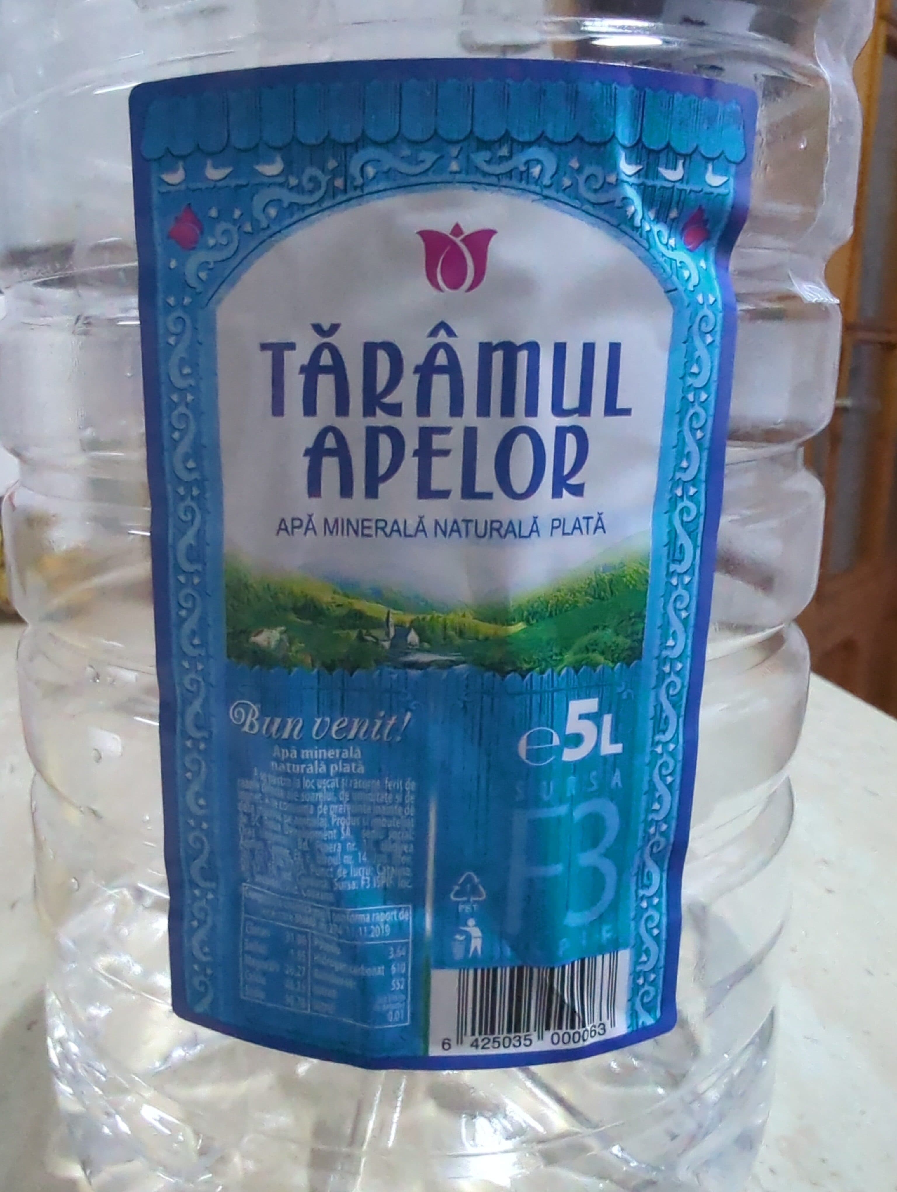 tărâmul apelor product packshot
