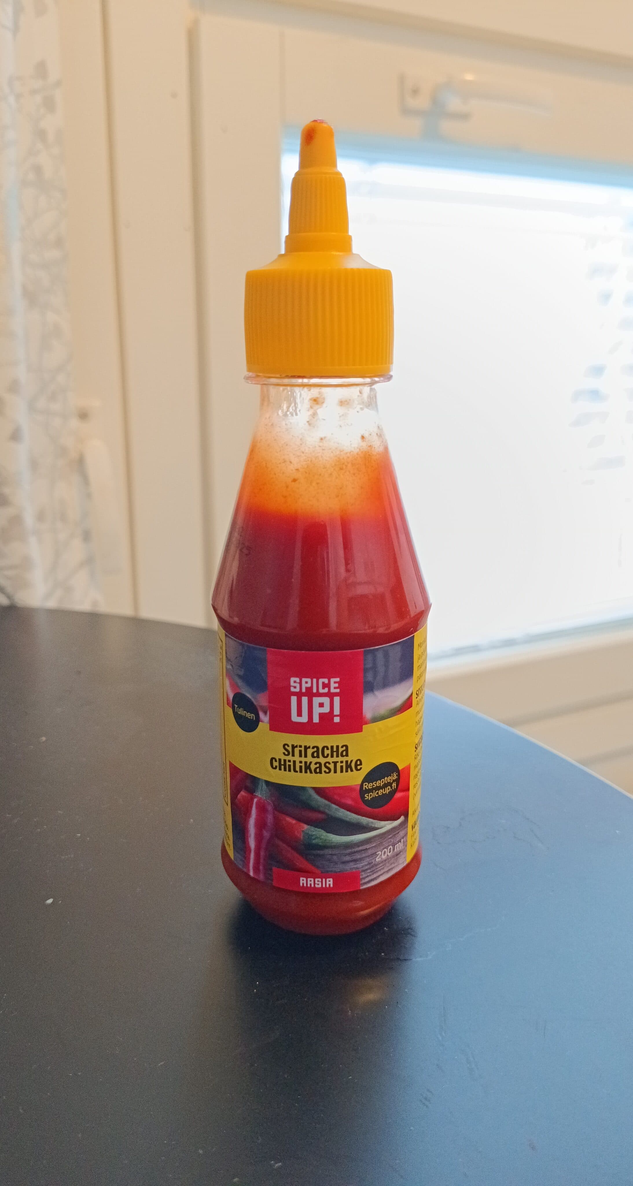 Spice up! Sriracha chilikastike packshot
