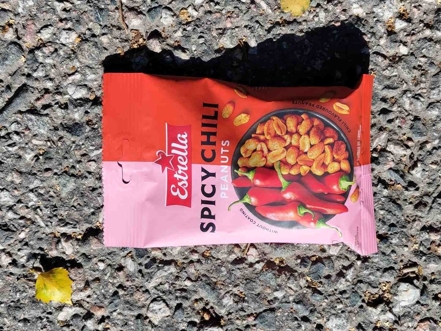Estrella Spicy chili peanuts packshot
