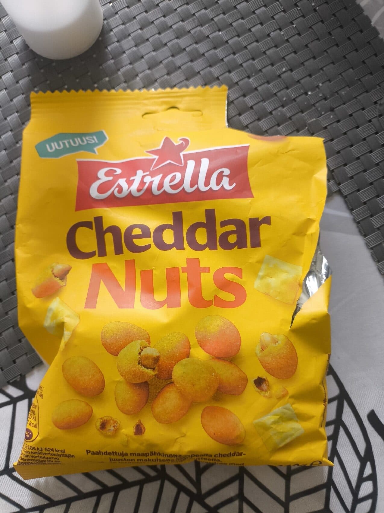 Estrella Cheddar Nuts packshot