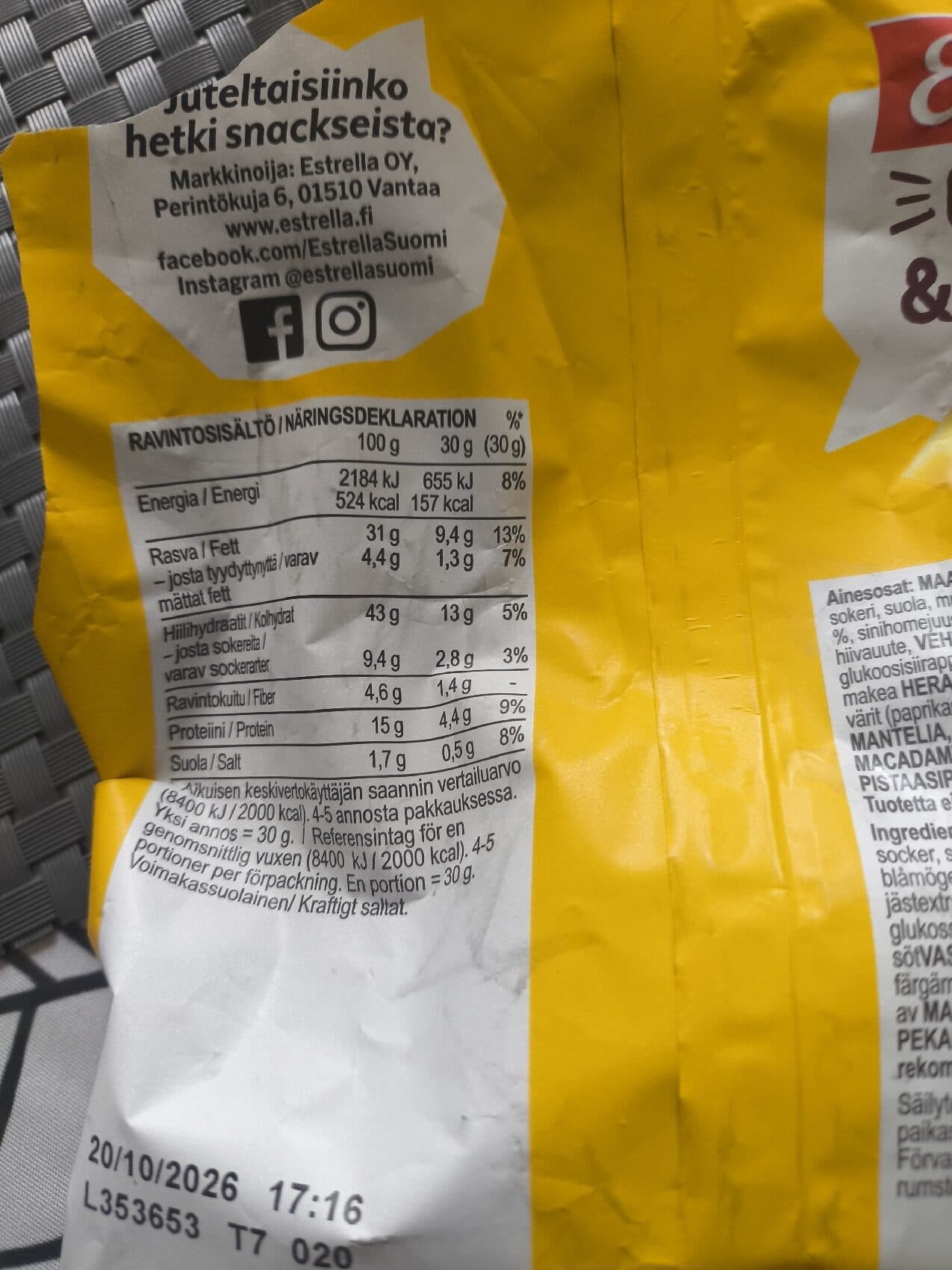 Estrella Cheddar Nuts packshot