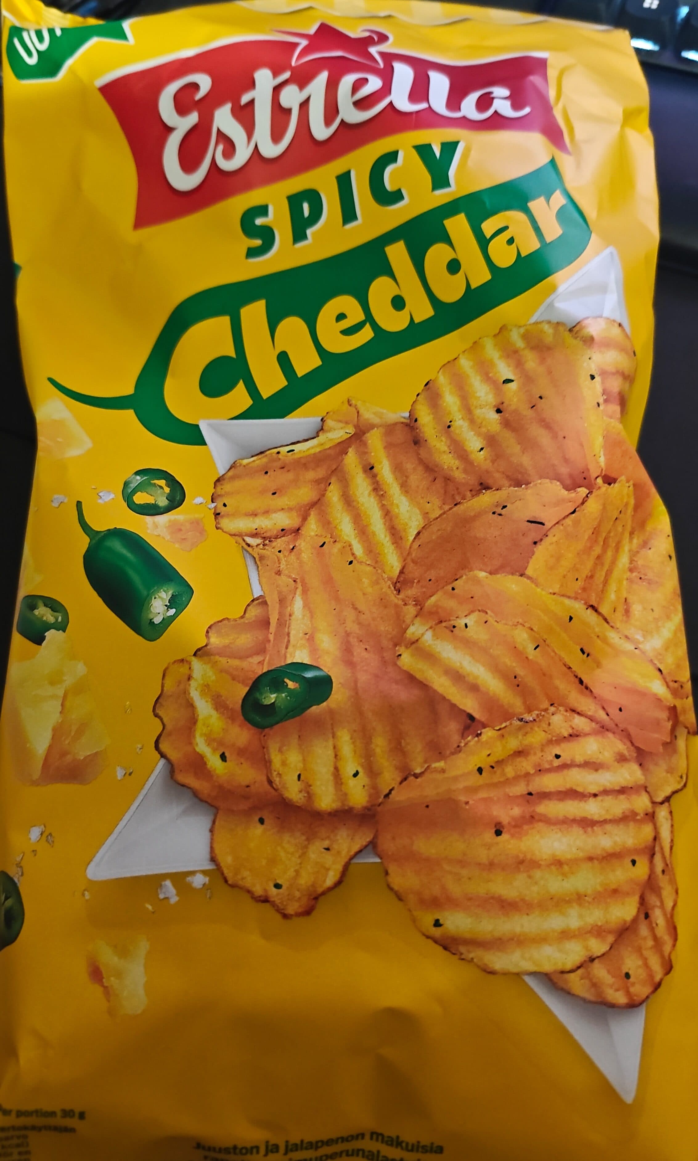 Estrella Spicy Cheddar potato chips packshot