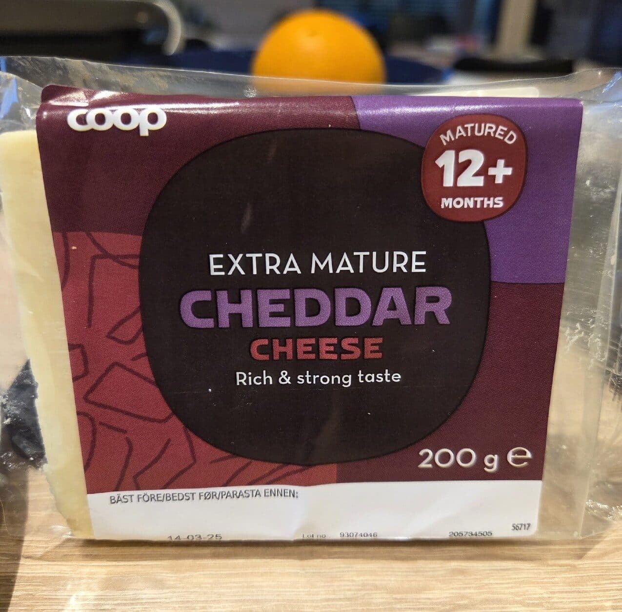 Coop Extra Mature Cheddar Chrese packshot