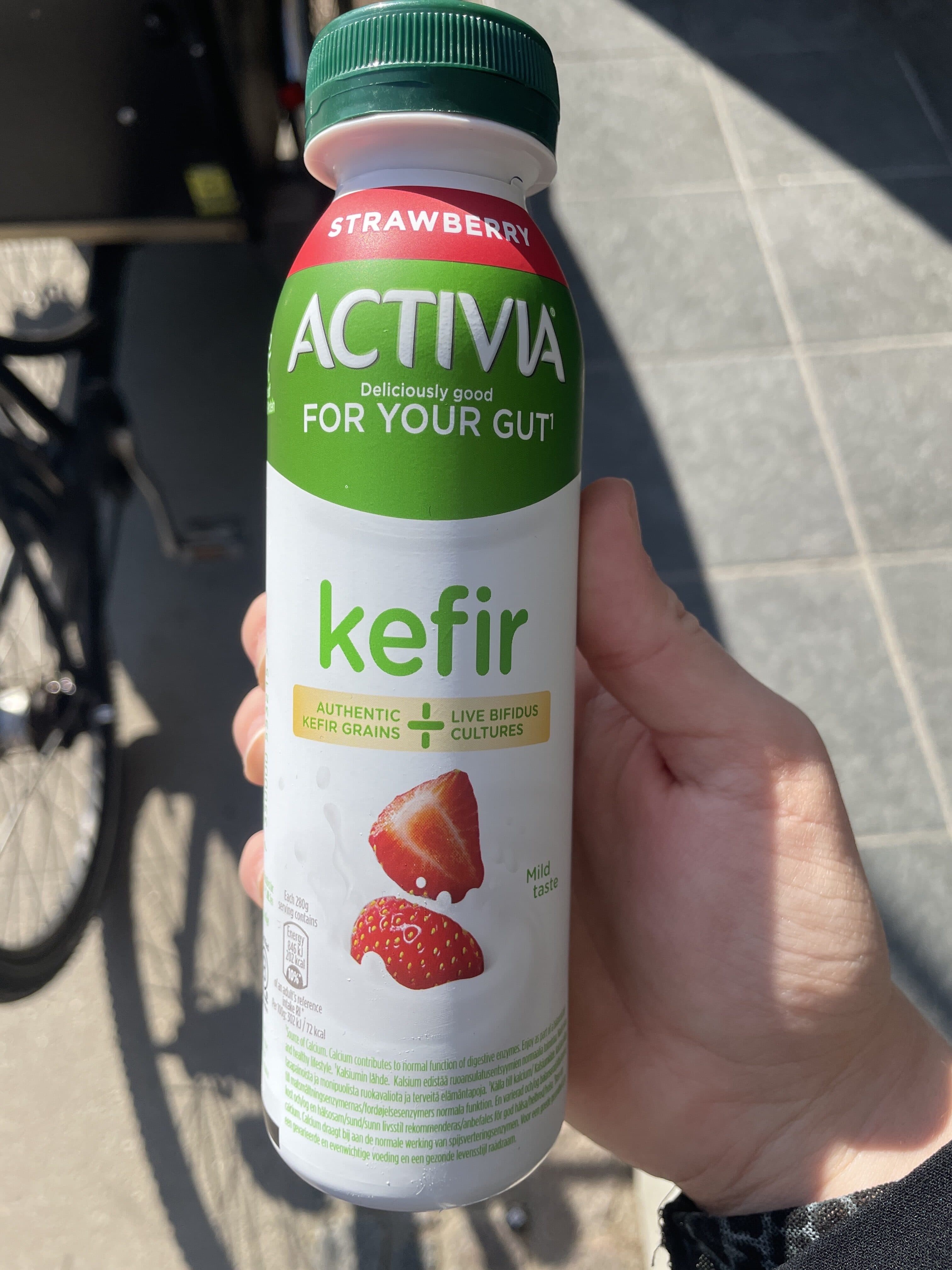 Danone Activia Kefir Strawberry packshot