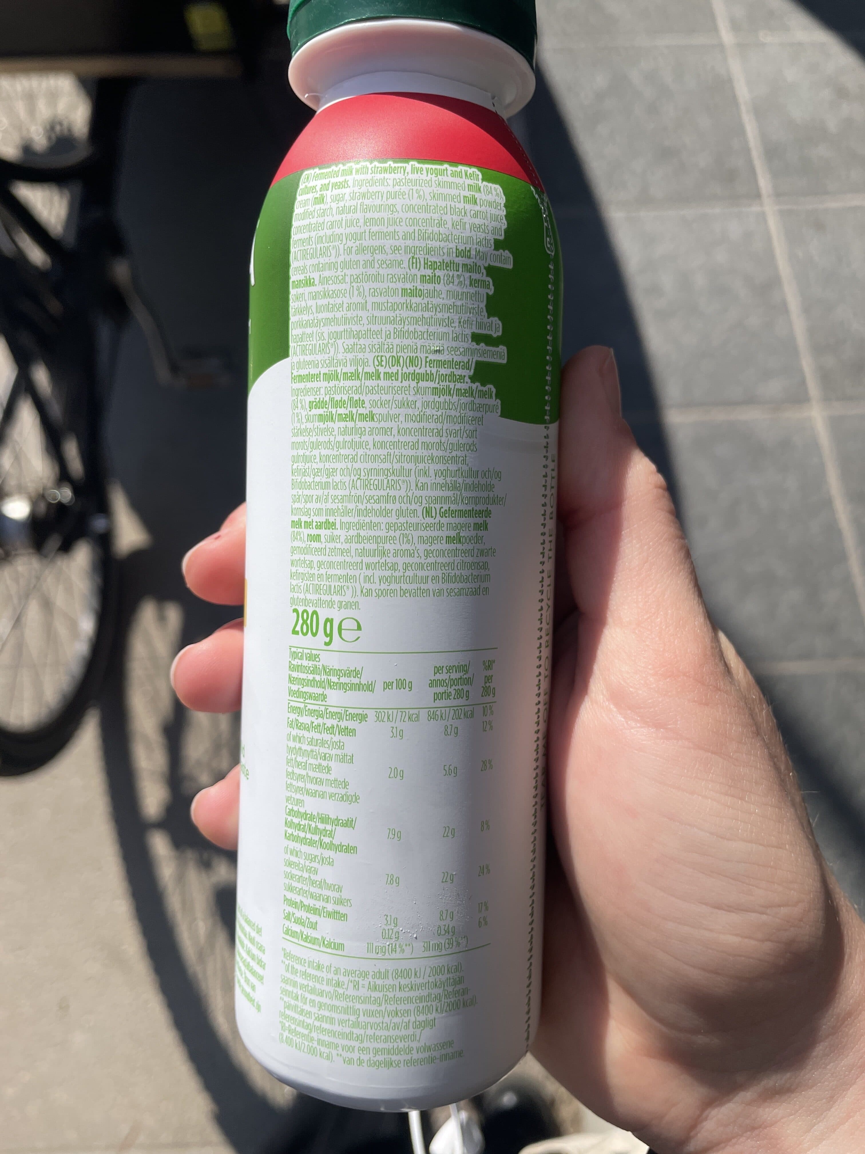 Danone Activia Kefir Strawberry packshot