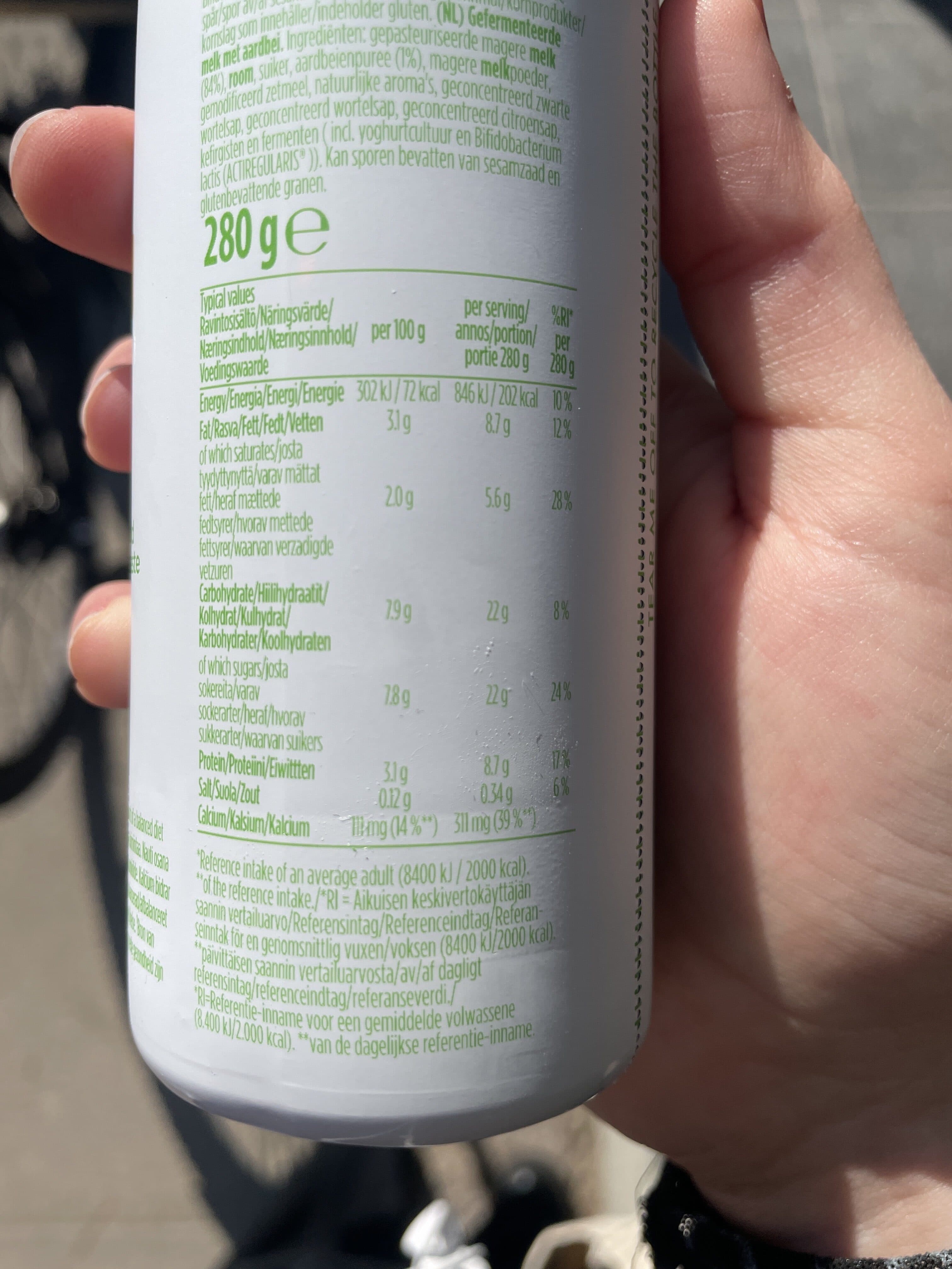 Danone Activia Kefir Strawberry packshot