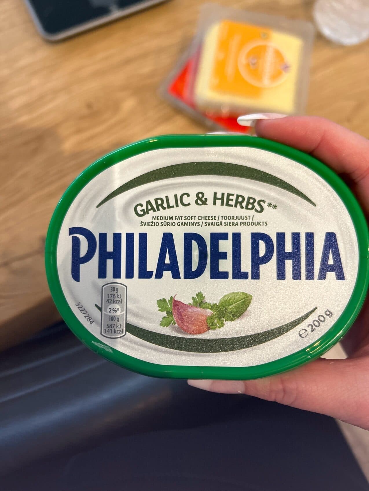 Philadelphia Garlic & Herbs Medium Fat Soft Cheese packshot