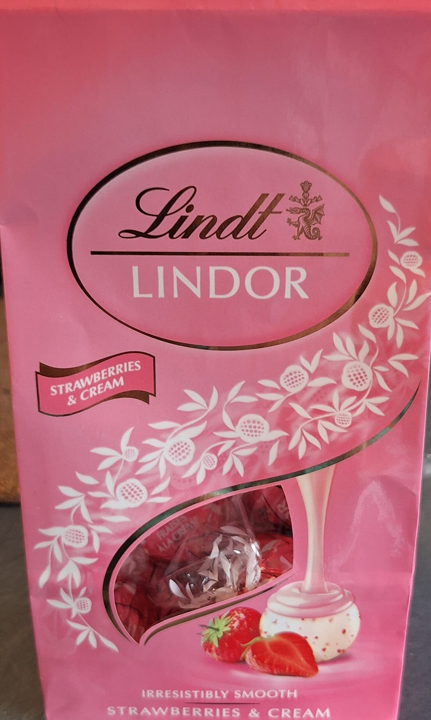 Lindt LINDOR Strawberry & cream packshot