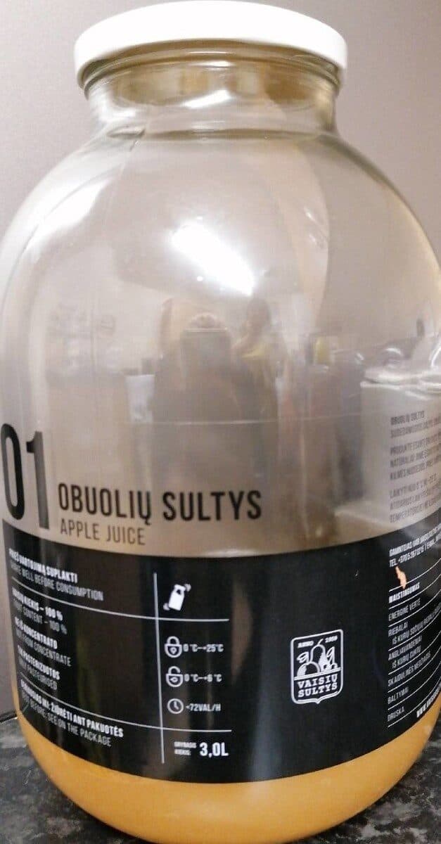 Apple juice packshot